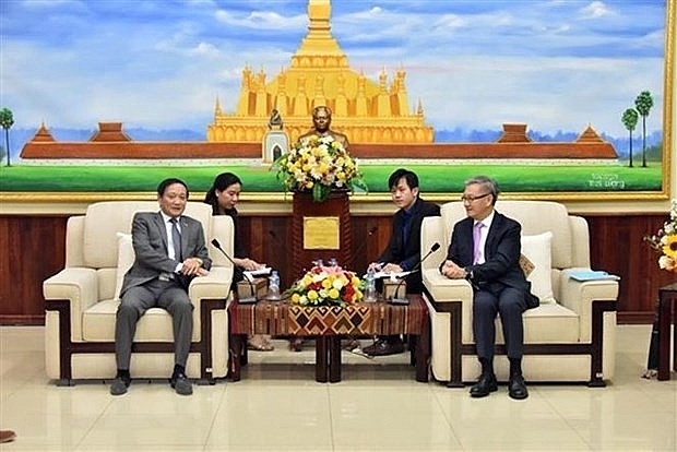 Head of the Commission for External Relations of the Lao People’s Revolutionary Party (LPRP) Central Committee Thongsavanh Phomvihane (R) receives Vietnamese Ambassador to Laos Nguyen Ba Hung. (Photo: VNA)