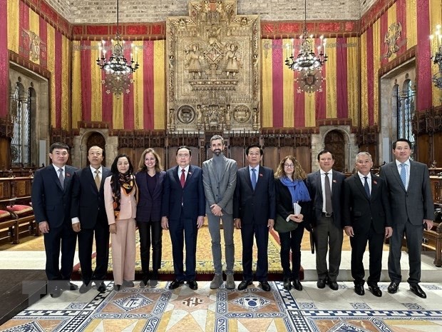 Permanent Vice Chairman of the National Assembly  Tran Thanh Man (fifth from left) posing for a photo with Barcelona's leading officials. Photo: VNA