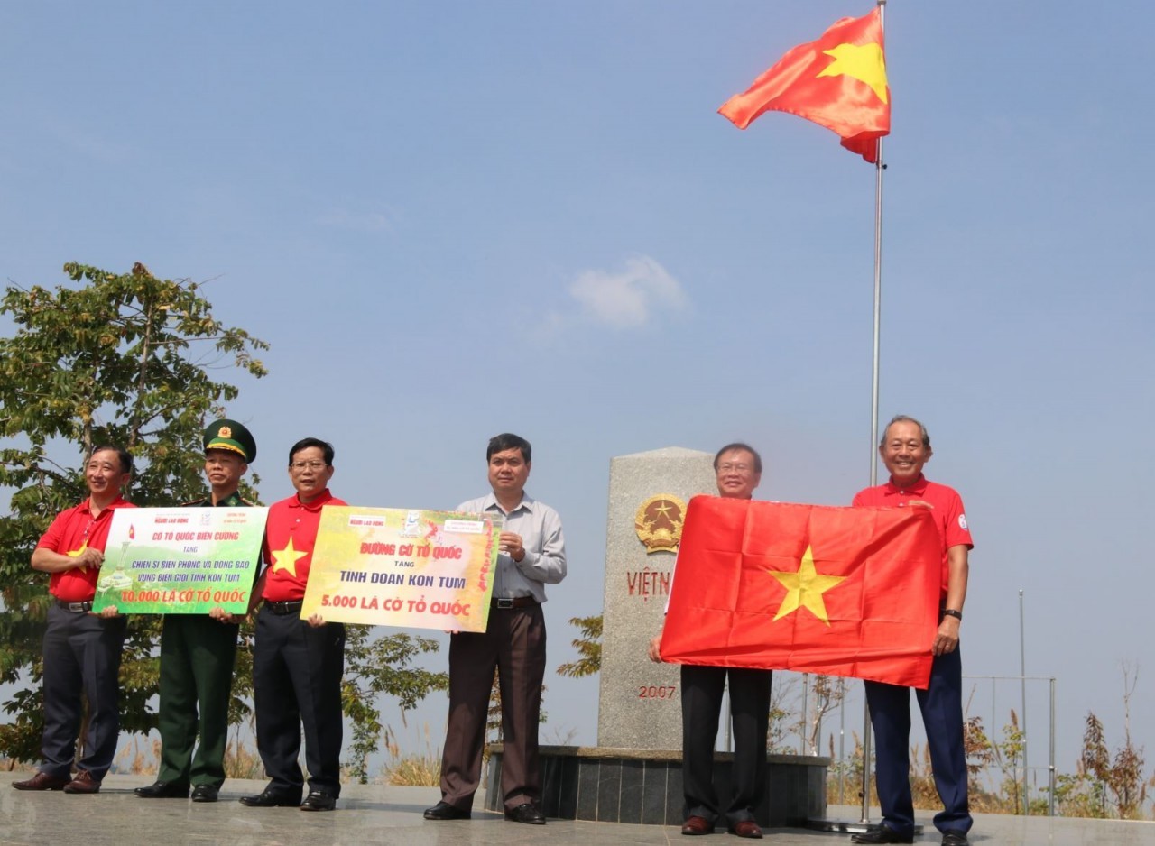 Kon Tum: 5,000 Flags, 100 Gits Presented to People in Border Areas