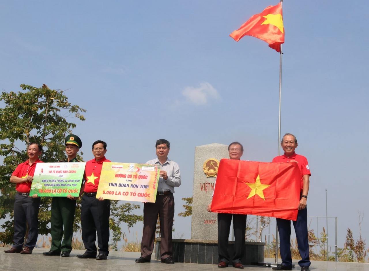 kon tum 5000 flags 100 scholarships presented to border residents