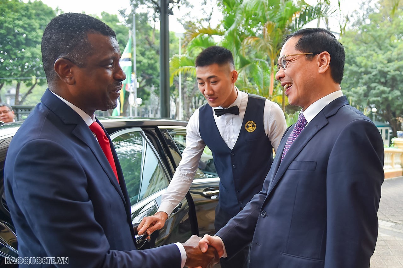 Vietnamese Minister of Foreign Affairs Bui Thanh Son (R) and Dominican Minister for Foreign Affairs, International Business, Trade and Energy Vince Henderson at their meeting in Hanoi on March 20. Photo: TG&VN