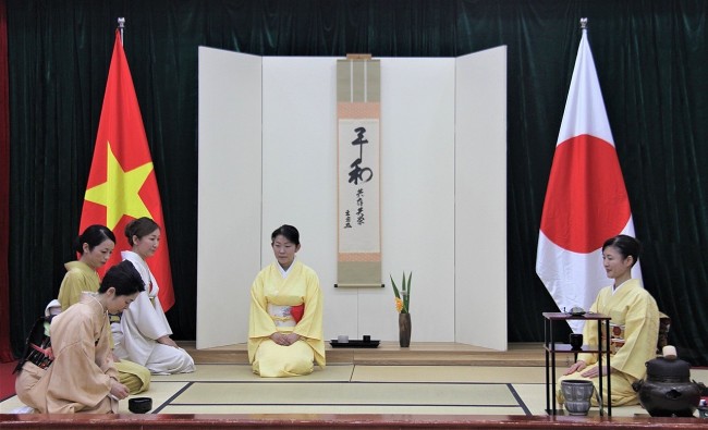 Japanese Tea Ceremony Welcomes Spring in Hanoi