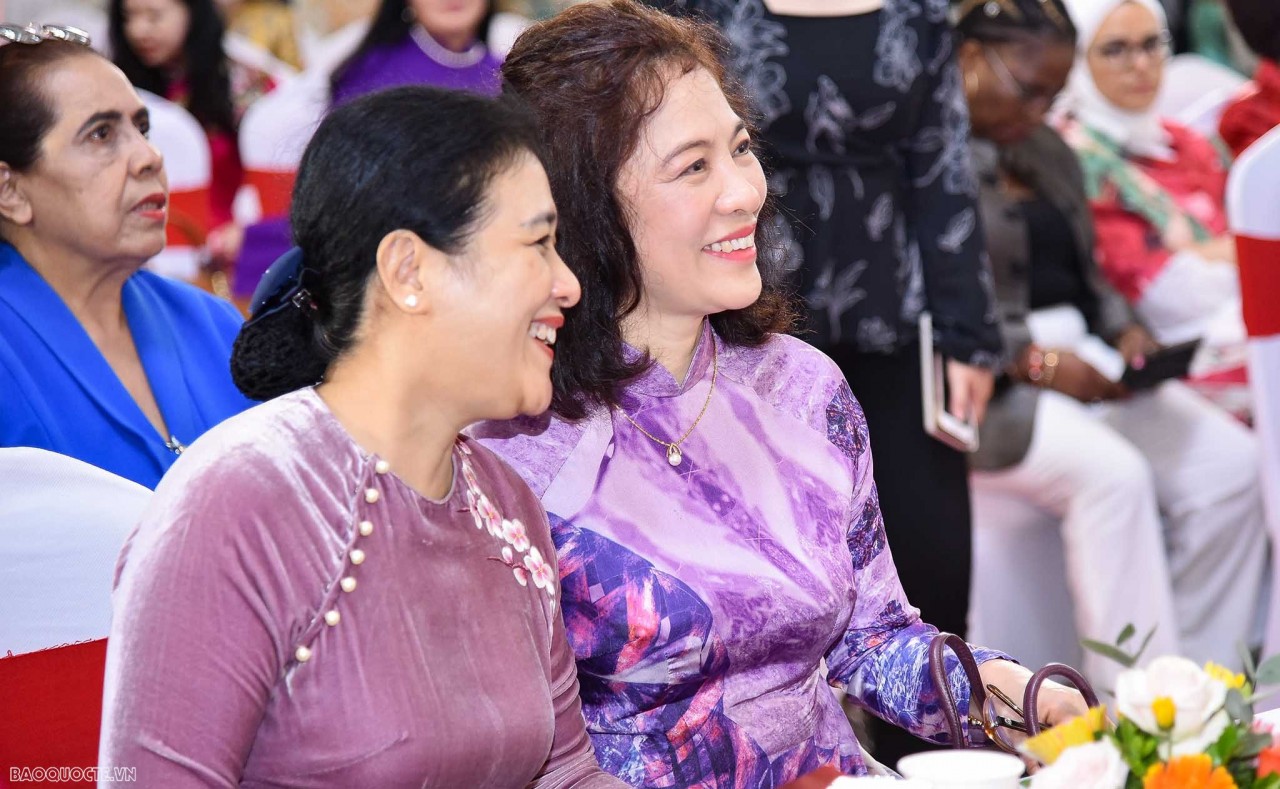 Honorary President of the AWCH and Spouse of Foreign Minister Vu Thi Bich Ngoc (right) and Nguyen Phuong Nga, President of the Viet Nam Union of Friendship Organizations (VUFO) at the program. Photo: TG&VN