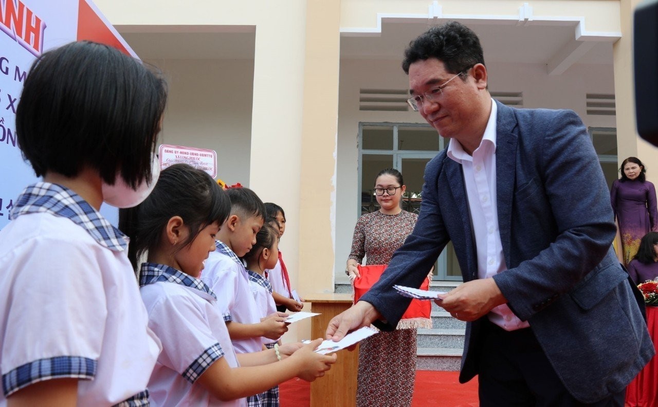 Korean COPION Organization Presents School Projects to Dong Nai Province
