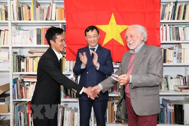 Renato Darsie (R), Chairman of the Italy - Vietnam Friendship Sub-Association in Veneto, presents the right to use the Vietnamese cultural centre to a representative of Vietnamese students in May 2022. Photo: VNA