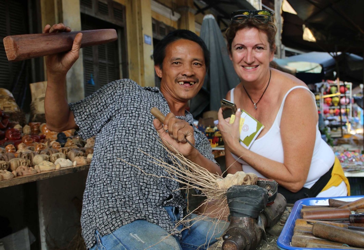 Phuong Do with a foreign tourist. Photo: Bao Cong Thuong 