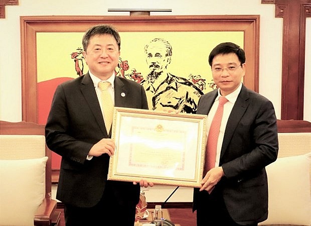 JICA Chief Representative Honoured with Insignias for His Contributions in Vietnam