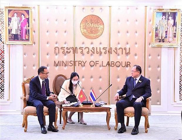 Vietnamese Ambassador to Thailand Phan Chi Thanh (L) and Thai Deputy Minister of Labour Surachai Chaitrakulthong during their meeting in Bangkok on March 24. (Photo: VNA)