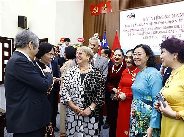 Former Chilean President Michelle Bachelet with delegates at the ceremony (Photo: VNA)