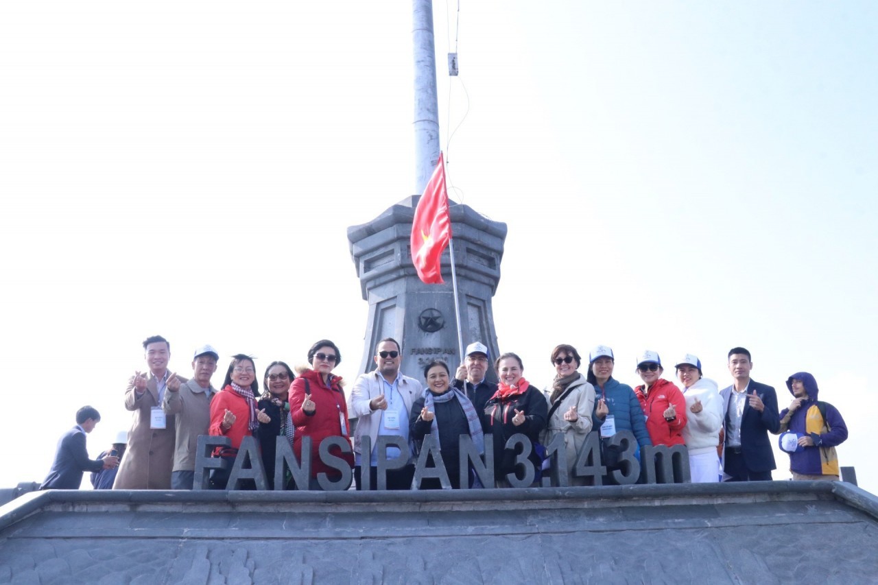 photo international friends enjoy visiting fansipan