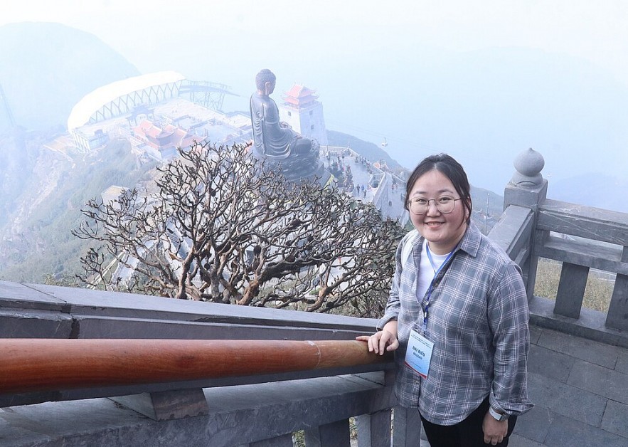 Tumuruya Javzandulam, Third Secretary of the Mongolian Embassy, was impressed with the architecture of Vietnamese pagodas on the roof of Indochina (Photo: Thu Ha)