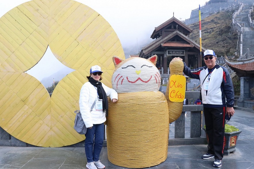 [Photo] International Friends Enjoy Visiting Fansipan