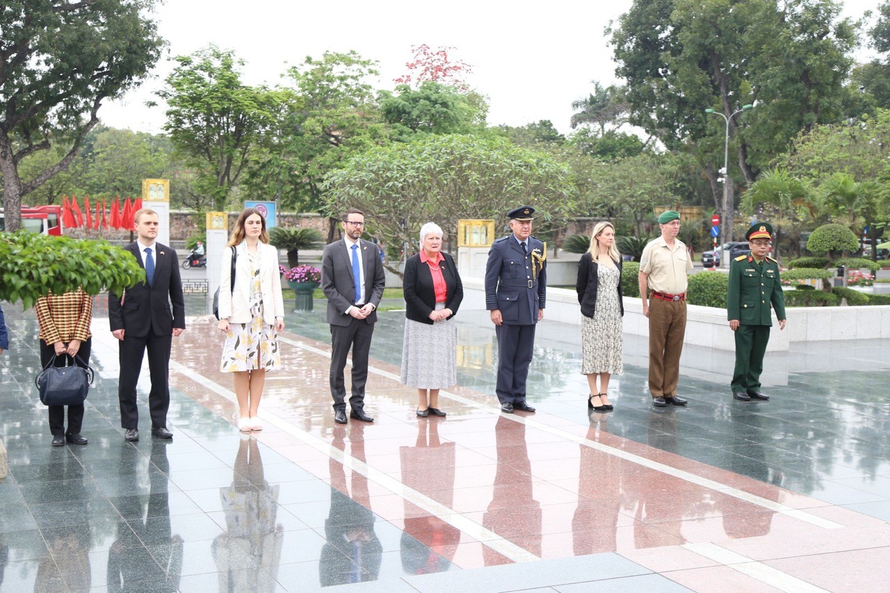 UK Defence Minister Visits the Bac Son Martyr Memorial Monument