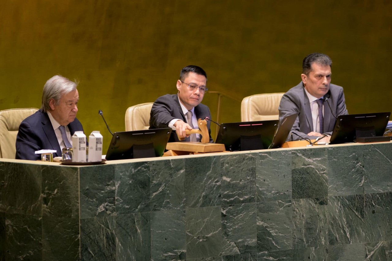 Ambassador Dang Hoang Giang, Vietnam’s Permanent Representative to the United Nations (UN), as Vice-President of the UN General Assembly, adopts the resolution. Photo: VNA