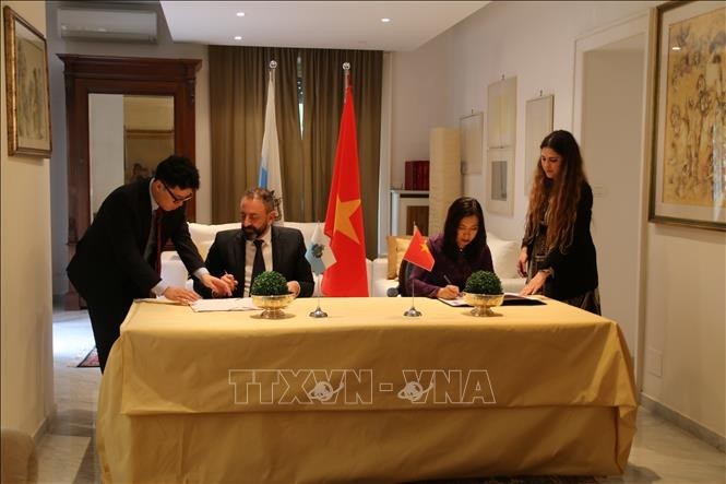 Deputy Foreign Minister Le Thi Thu Hang and Minister of Foreign Affairs, International Economic Cooperation and Telecommunications of the Republic of San Marino, signed a Memorandum of Understanding (MOU). Photo: VNA