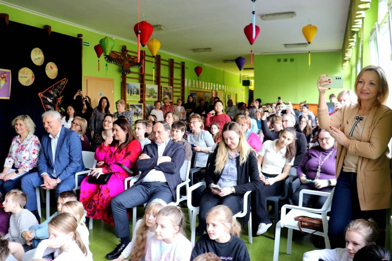 Polish Children Enjoy Vietnamese Folk Games Festival