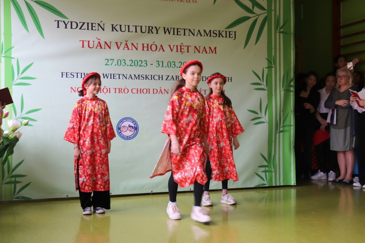 Polish Children Enjoy Vietnamese Folk Games Festival