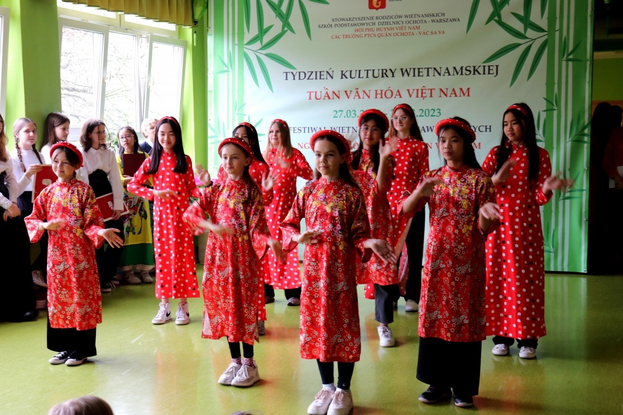 Polish Children Enjoy Vietnamese Folk Games Festival