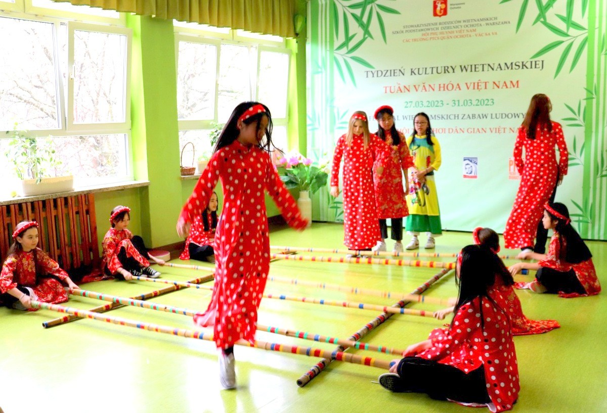 polish children enjoy vietnamese folk games festival