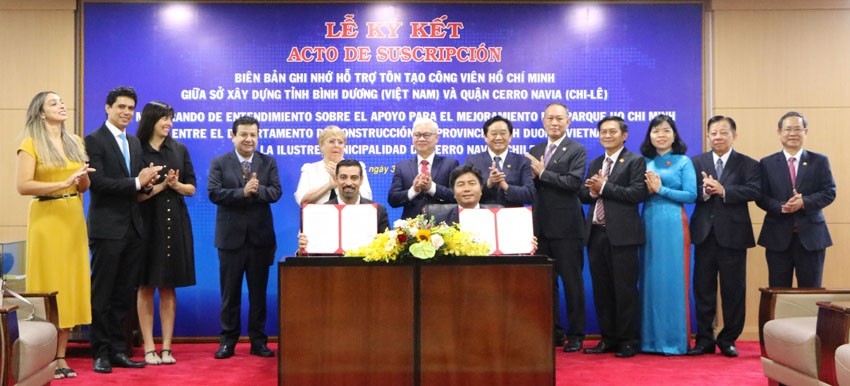 The Binh Duong Department of Construction and the Cerro Navia municipality sign an MoU on support for the rehabilitation of the Ho Chi Minh Park at the meeting on March 31. Photo: VNA