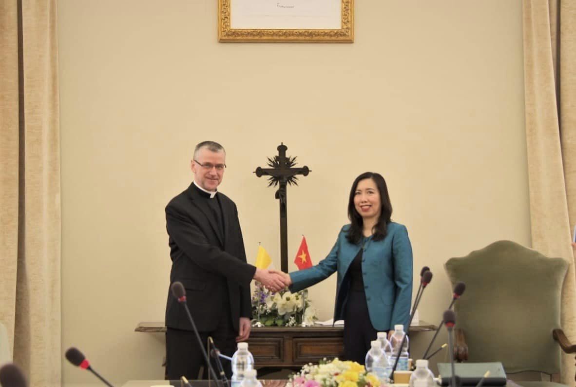 Vietnamese Deputy Minister of Foreign Affairs Le Thi Thu Hang (R) and Monsignor Miroslaw Wachowski, Under-Secretary for the Holy See's Relations with States, at the meeting in the Vatican. Photo: VNA