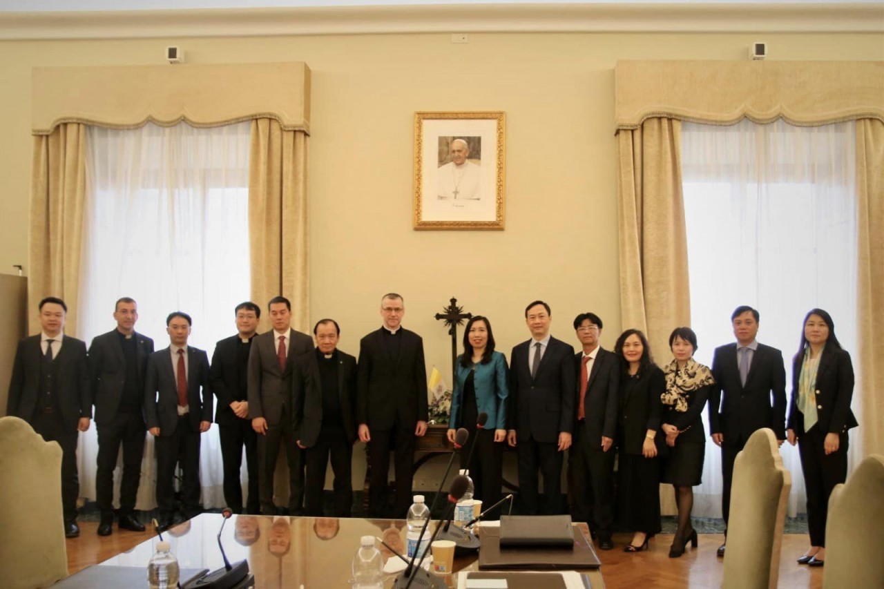 Delegates pose for a group photo. Photo: VNA