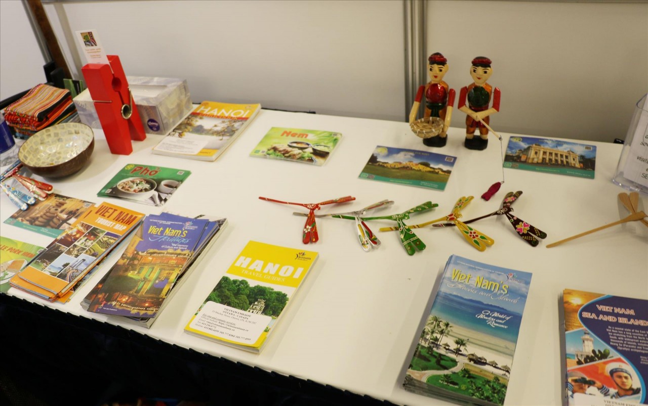 The Vietnam exhibition booth is interested by many international friends because of the information and vivid images about people and beautiful life. Interesting types of tourism and lively destinations are prominently introduced to help visitors better understand the enthusiasm and hospitality of Vietnamese people.