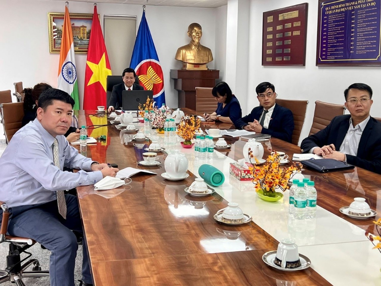 Ambassador Nguyen Thanh Hai and staff of the Vietnamese Embassy at the New Delhi bridge point.
