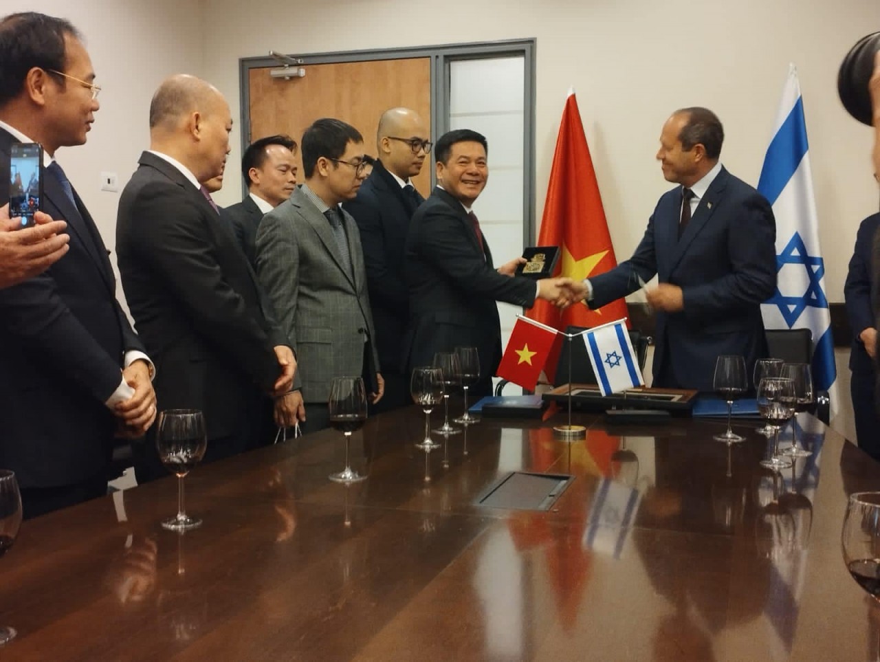 At a working session between Vietnamese Minister of Industry and Trade Nguyen Hong Dien and Israeli Minister of Economy and Industry Nir Barkat in Israel. Photo: Israel's Economic & Trade Mission in Vietnam