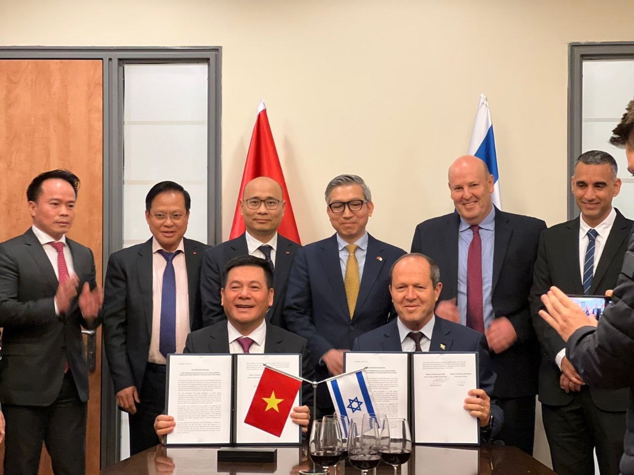 The announcement was made at a working session on April 2 between Vietnamese Minister of Industry and Trade Nguyen Hong Dien and Israeli Minister of Economy and Industry Nir Barkat during the former’s ongoing visit to the Middle East nation. Photo: VNA