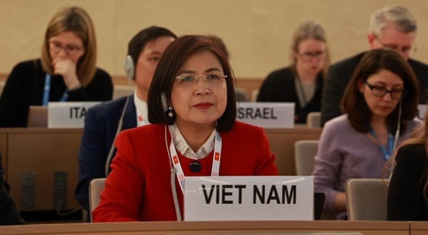 Ambassador Le Thi Tuyet Mai, Permanent Representative of Vietnam to the UN, WTO and other international organisations in Geneva, Switzerland, attends the HRC meeting on April 3. (Photo: VNA)