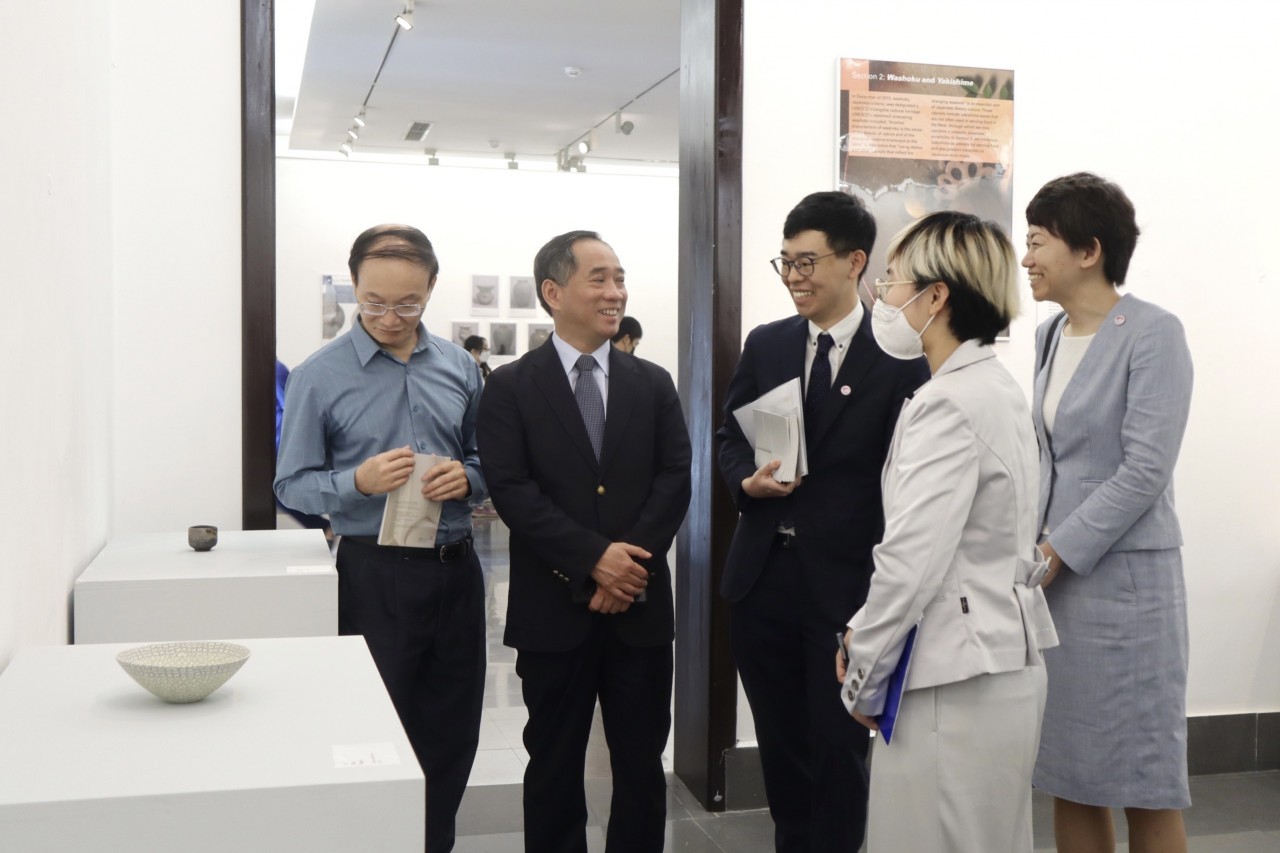 Delegates visit the exhibition. Photo: Hanh Tran