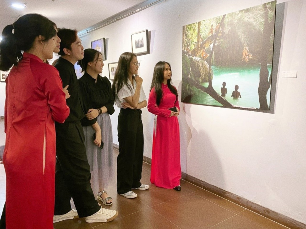 Visitors to the photo exhibition. 