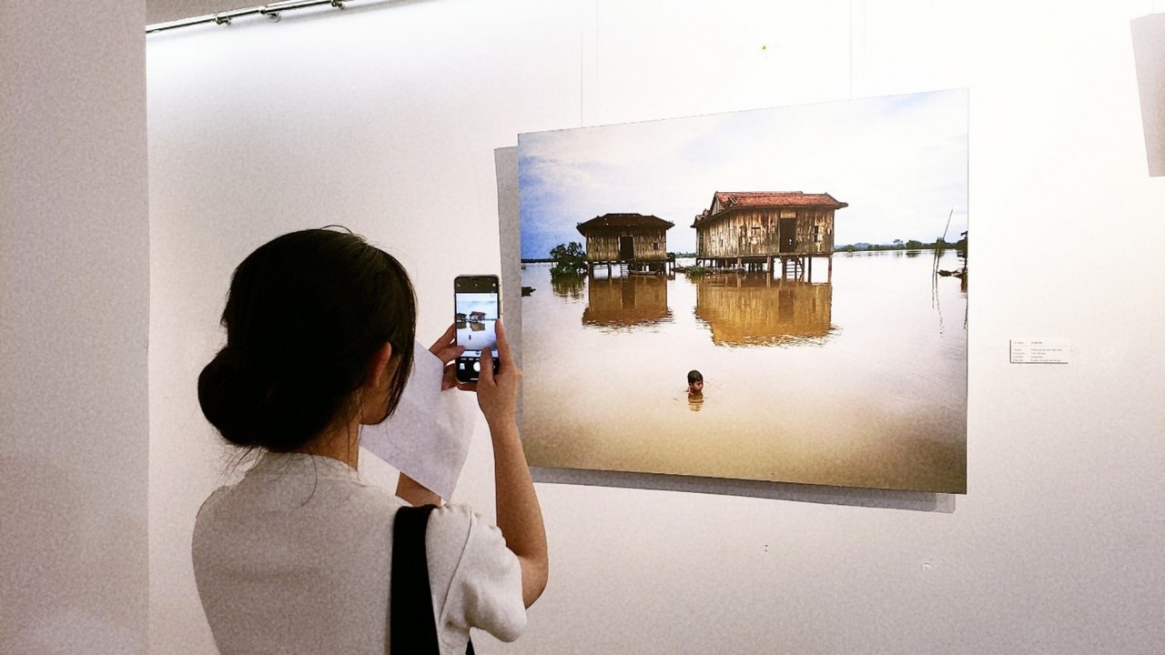 Visitors to the photo exhibition.  Source: Tien Phong newspaper