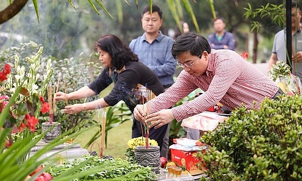 Thanh Minh is a time for family members to visit their deceased relatives' resting places. (Photo: VNA)