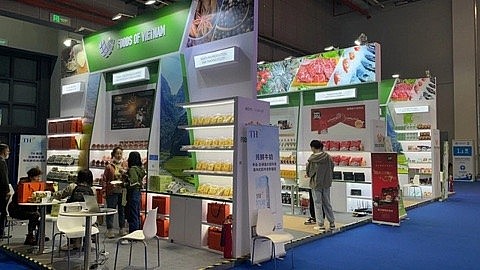 A booth displays Vietnamese foods at an international trade event in China. — Photo MoIT