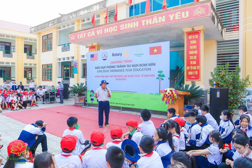 An Explosive Ordnance Risk Education event for students of Thuan Duc Primary & Secondary School, Dong Hoi City, Quang Binh Province. Source: PeaceTrees Vietnam