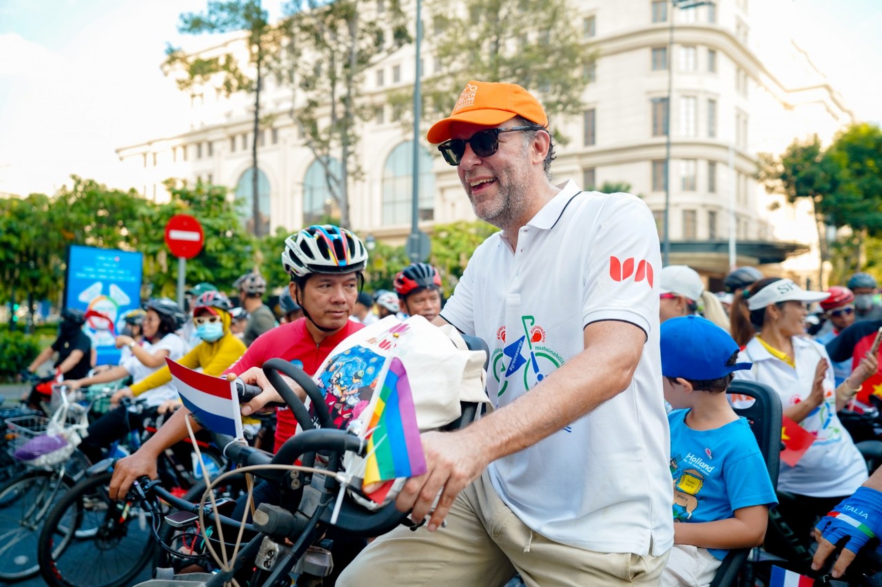 Cycling Tour Through Ho Chi Minh City's District 1 to Mark 50 Years of Vietnam-Netherlands Ties