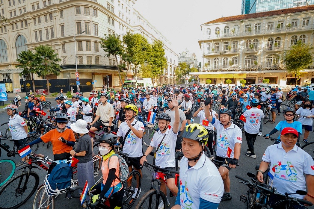 Cycling Tour Through Ho Chi Minh City's District 1 to Mark 50 Years of Vietnam-Netherlands Ties