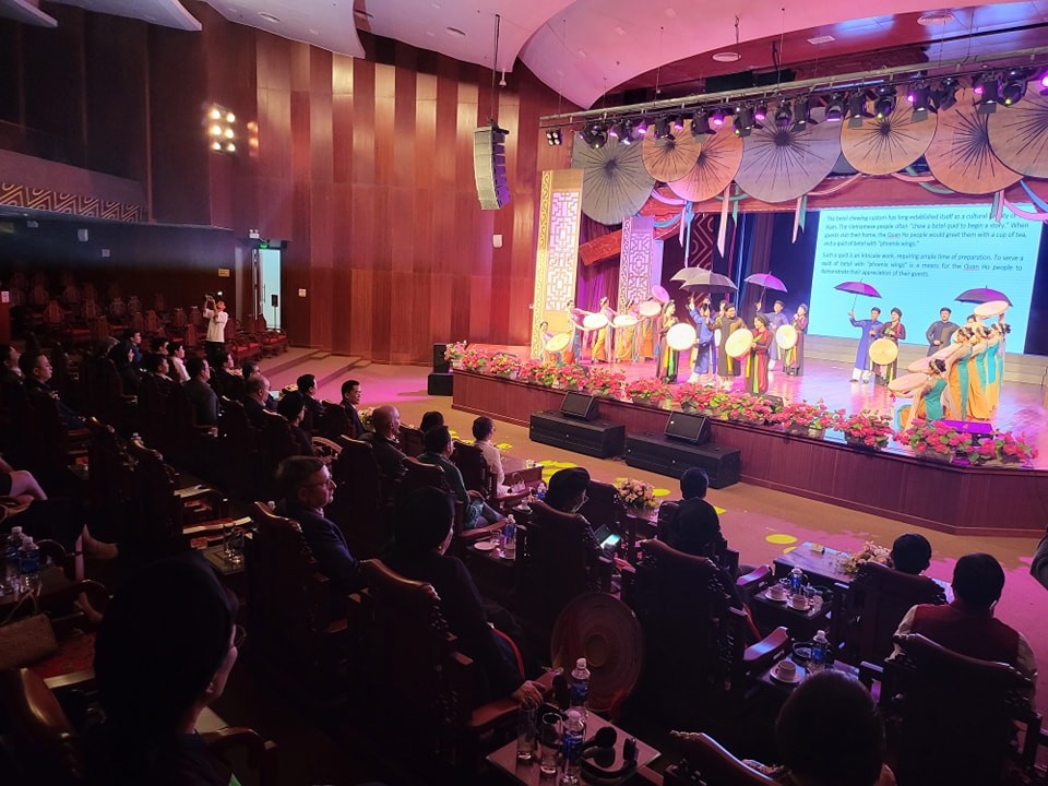 foreign diplomats businessmen learn about bac ninhs unique folk culture