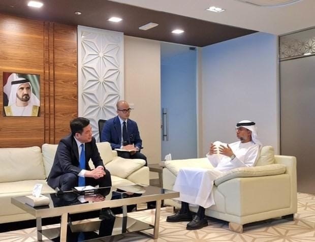 Minister of Industry and Trade Nguyen Hong Dien meets with the UAE's Minister of Energy and Infrastructure Suhail bin Mohammed Al Mazrouei. Photo: VNA