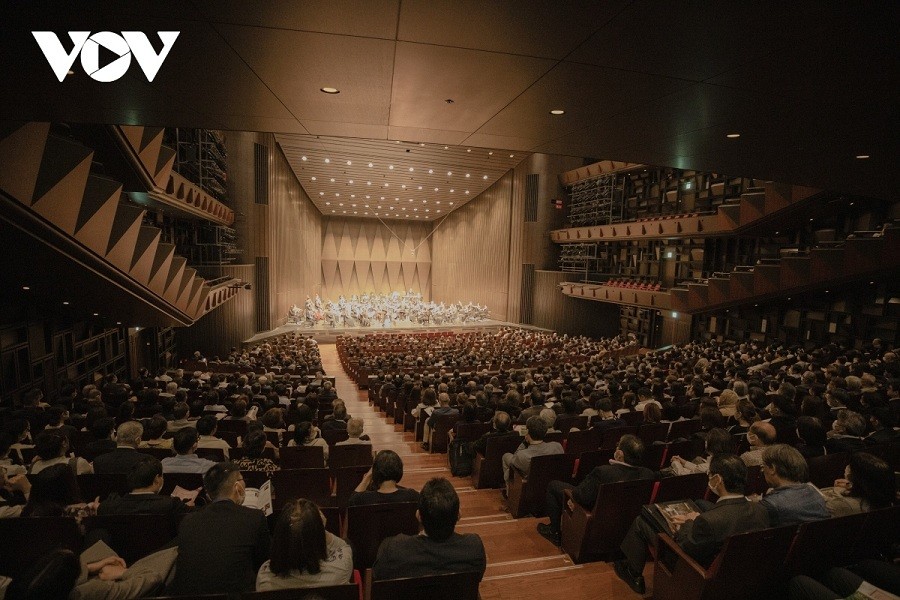 The Fenice Sakai Performing Arts Centre has been occupied by approximately 2,000 spectators watching Vietnamese and Japanese artists perform in the special concert. Photo: VOV