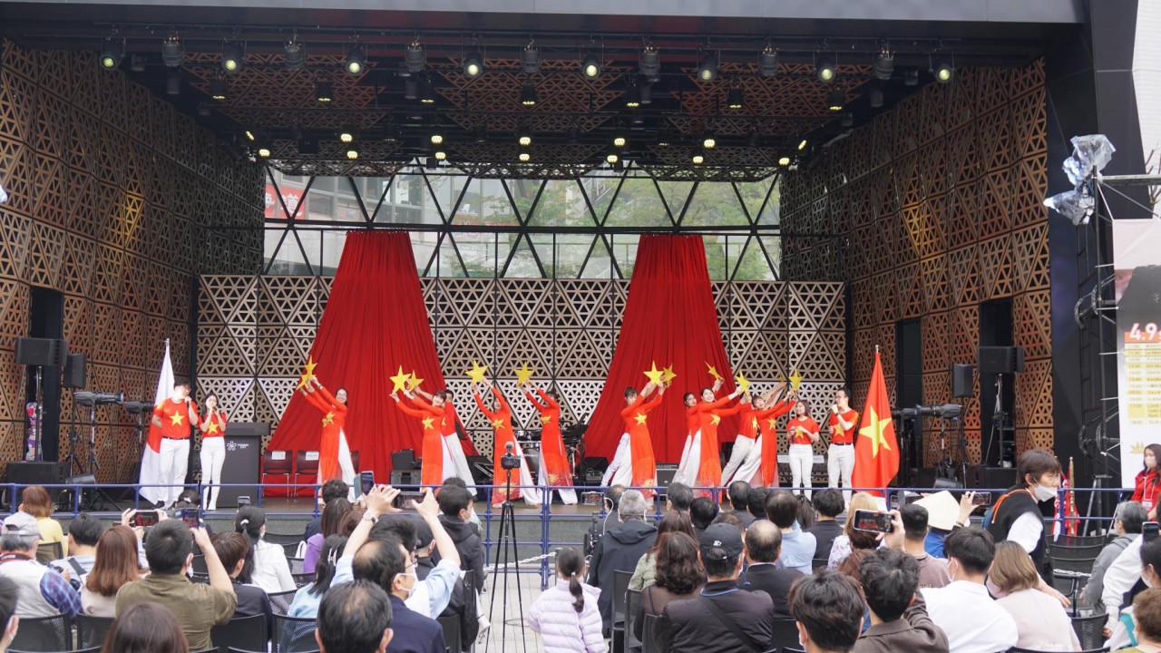 Art performance at the festival. Source: V-Artists Club