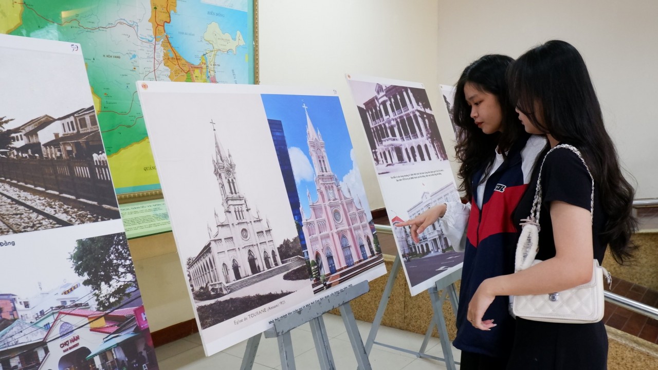 Samuel Delameziere, Interim Director of the French Institute in Da Nang, lauded the idea of organising the programme to strengthen friendship between the two peoples. Source: Da Nang Museum Samuel Delameziere, Interim Director of the French Institute in Da Nang, lauded the idea of organising the programme to strengthen friendship between the two peoples. Source: Da Nang Museum