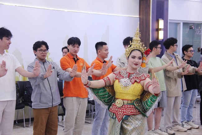 Vietnamese Students Learn Thai Culture through 'Songkran in Hanoi'