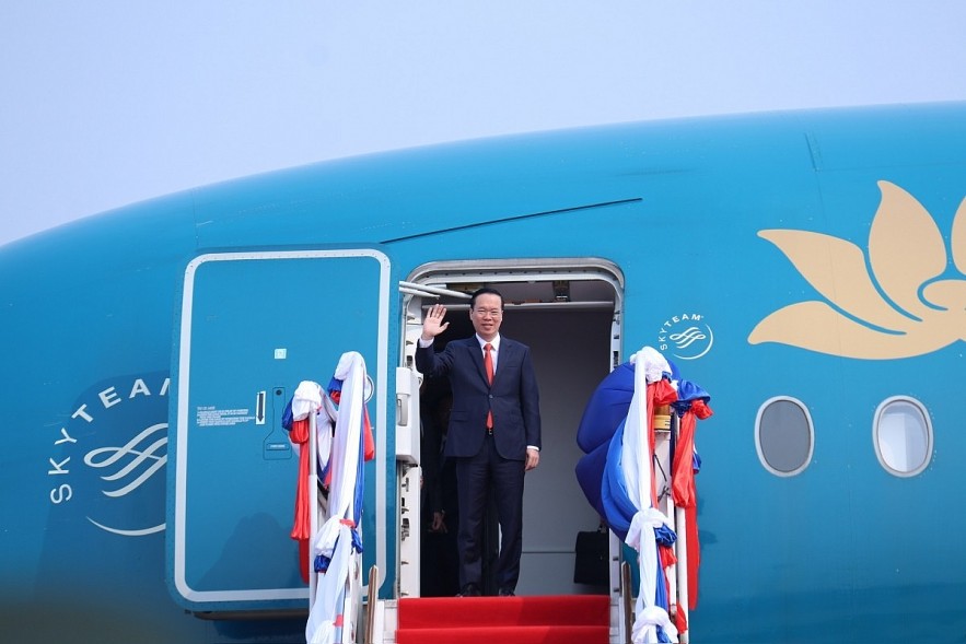  President Vo Van Thuong arrives at Wattay International Airport in Vientiane capital on April 10 morning, starting an official visit to Laos.