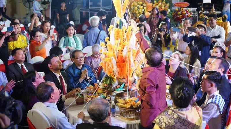 Laotian Students Celebrate Bunpimay in Vietnam