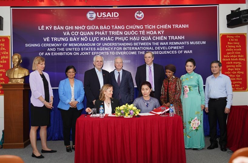  USAID/Vietnam Mission Director Aler Grubbs and WRM Director Dr. Tran Xuan Thao signed a Memorandum of Understanding (MOU) on their partnership at a ceremony held at the museum today, with a visiting delegation of U.S. Congress members led by Senator Jeff Merkley (D-OR) and Consul General Susan Burns witnessing.
