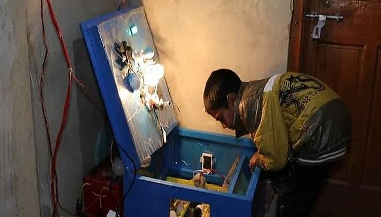 Momin Ishaq with his low-cost egg incubator (Image: ANI)