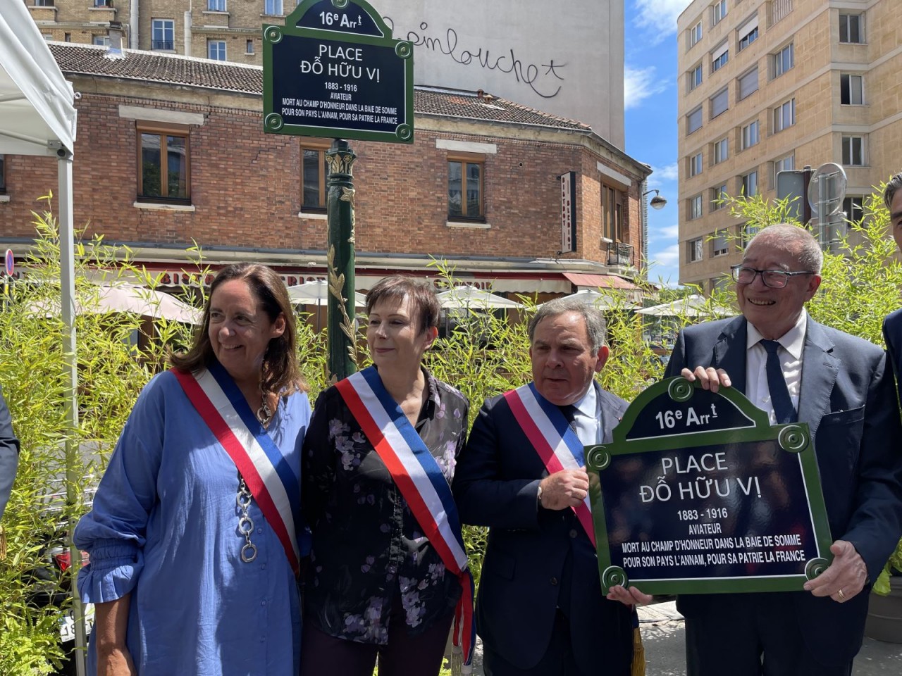 District and city leaders take souvenir photos at the naming ceremony of Do Huu Vi square, June 29, 2022 in District 16 of Paris. Photo: VNA